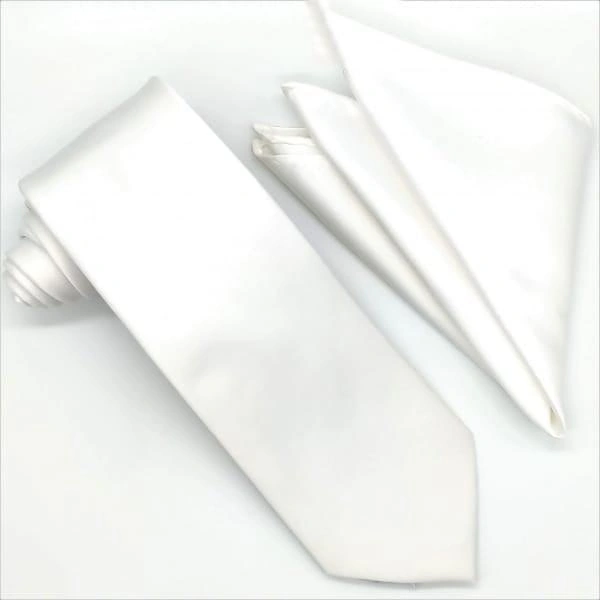 Ensemble élégant cravate blanche et mouchoir: raffinement instantané, charme irrésistible, prêt pour l'occasion!